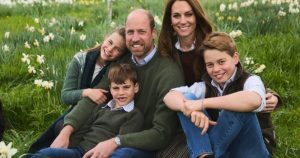 HT17. Prince William and Kate Middleton’s Christmas card photo sparks backlash over one detail