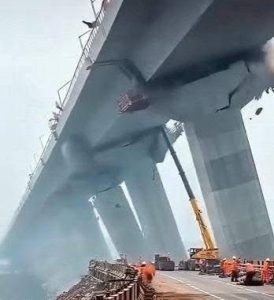 HT4. BREAKING NEWS Alert: Powerful 7.7 magnitude earthquake