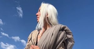 ST5. Woman dubbed “world’s most beautiful grandmother” shows what she looks like years after viral photos