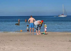 HT9. Beach family photo goes viral after viewers spot terrifying detail