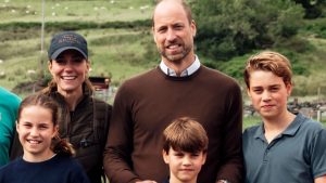 HT5. Detail in Prince William & Kate’s latest family photo has everyone saying the same thing