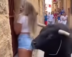 HT5. Woman Has a Terrifyingly Close Encounter With a Bull During a Street Festival